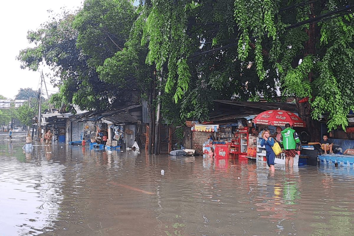 Ilustrasi artikel: Main Air Gratis di Daan Mogot: Banjir 60 cm, Kendaraan Diminta Pindah Haluan!