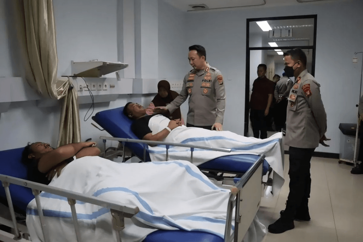 Ilustrasi artikel: Nasib Pilu 2 Polisi di Tangsel: Disiram Air Keras oleh Gangster!