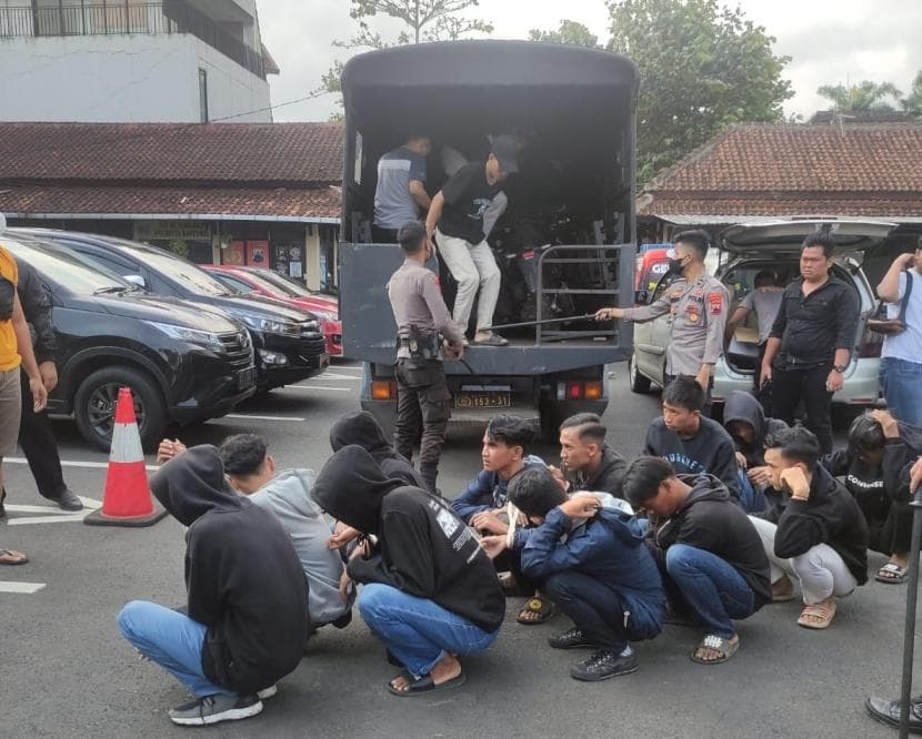 Ilustrasi artikel: Geng Motor Bercelurit Berulah di Sukabumi, 4 Orang Bersimbah Darah