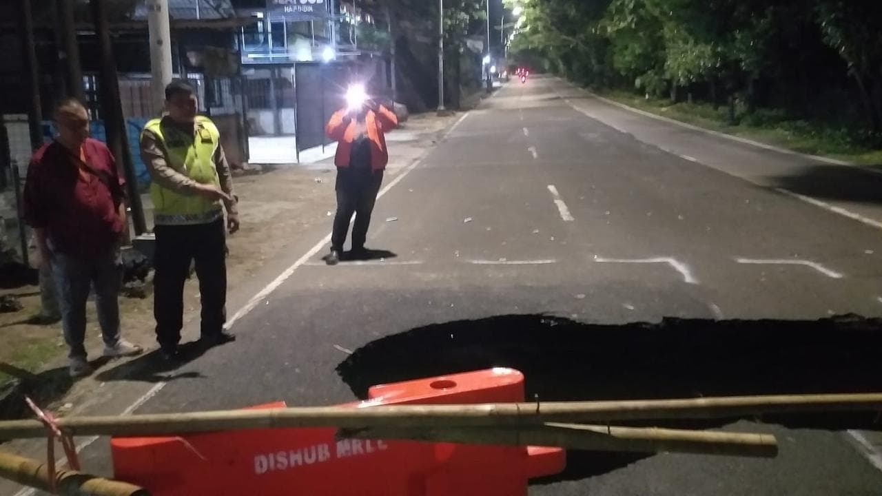 Kronologi Jalan Raya Lenteng Agung Amblas, Lubang Diduga Sedalam 3 Meter