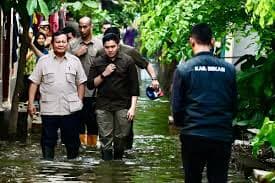 Ilustrasi artikel: Presiden Prabowo Subianto mengunjungi masyarakat terdampak banjir di Bekasi