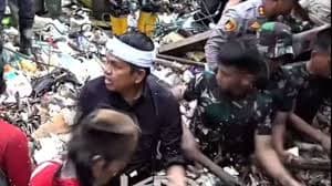 Ilustrasi artikel: dedy mulyadi gubernur jawa barat turun ke kali bersihkan sampah