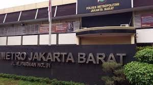 Ilustrasi artikel: Polisi Selidiki Viral Pria Diduga Gendong Mayat di Jakarta Barat