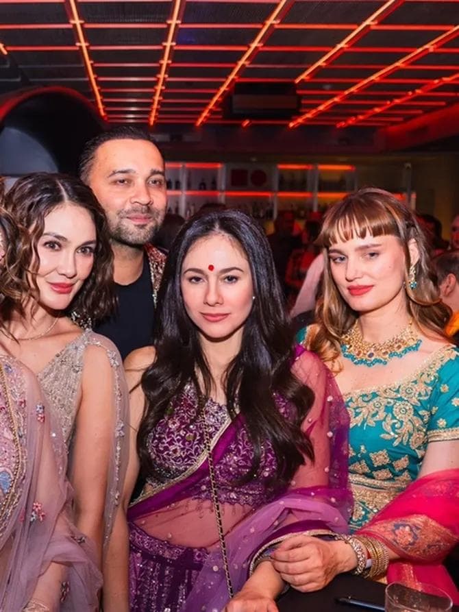Ilustrasi artikel: Aura Bollywood di Jakarta! 10 Artis Indonesia Tampil Menawan di Pesta Diwali 2025