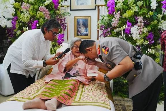 Ilustrasi artikel: Prabowo Anugerahkan Bintang Bhayangkara Pratama ke Meri Hoegeng