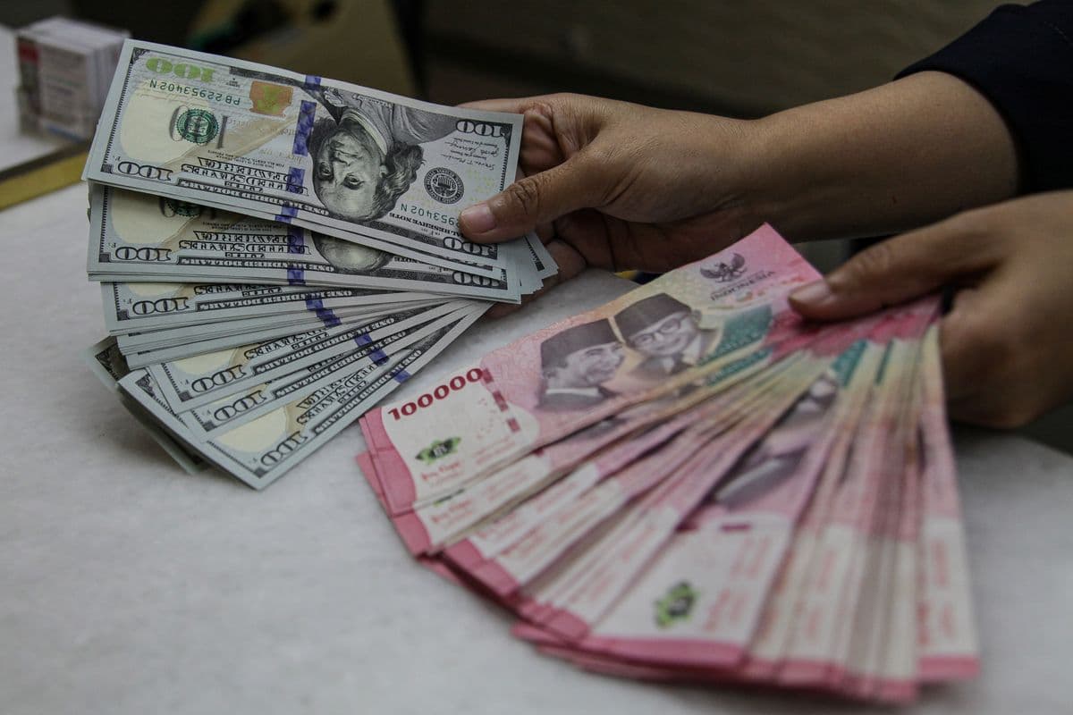 Rupiah Melemah ke Rp17.677, Ketidakpastian Kebijakan Jadi Sorotan Investor