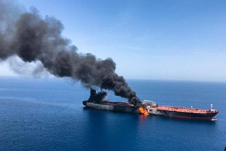 Ilustrasi artikel: Perbaikan Berujung Petaka: Kapal Tanker Meledak, 10 Tewas dan Puluhan Luka