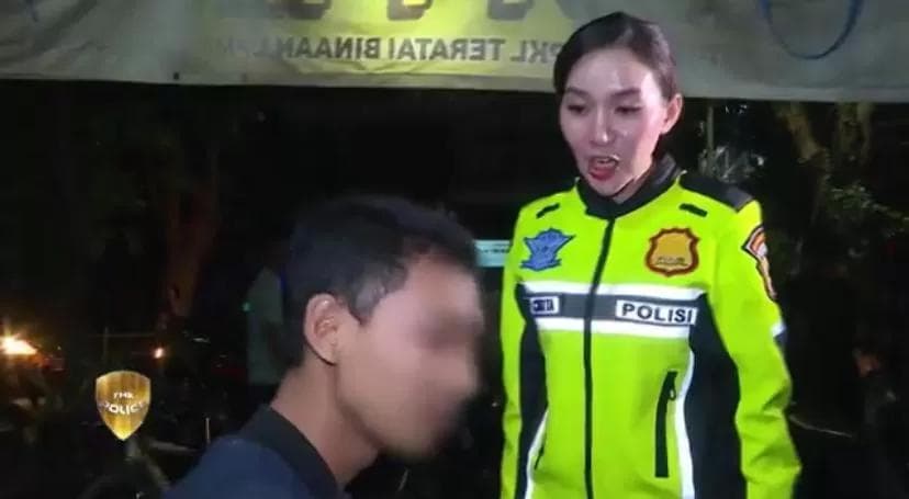 Ilustrasi artikel: Klarifikasi Polwan Polri yang Viral Disebut Duta Sopan Indonesia Oleh Netizen Karena Ganggu Orang Ma…