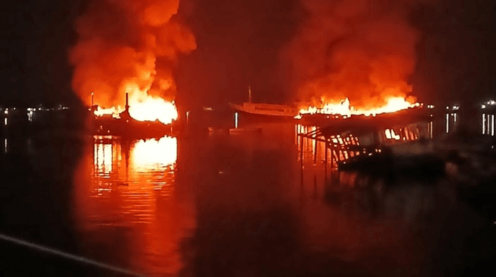 Ilustrasi artikel: Tiga Kapal Wisata Terbakar di Teluk Kayangan, Kru Panik Lompat Selamatkan Diri