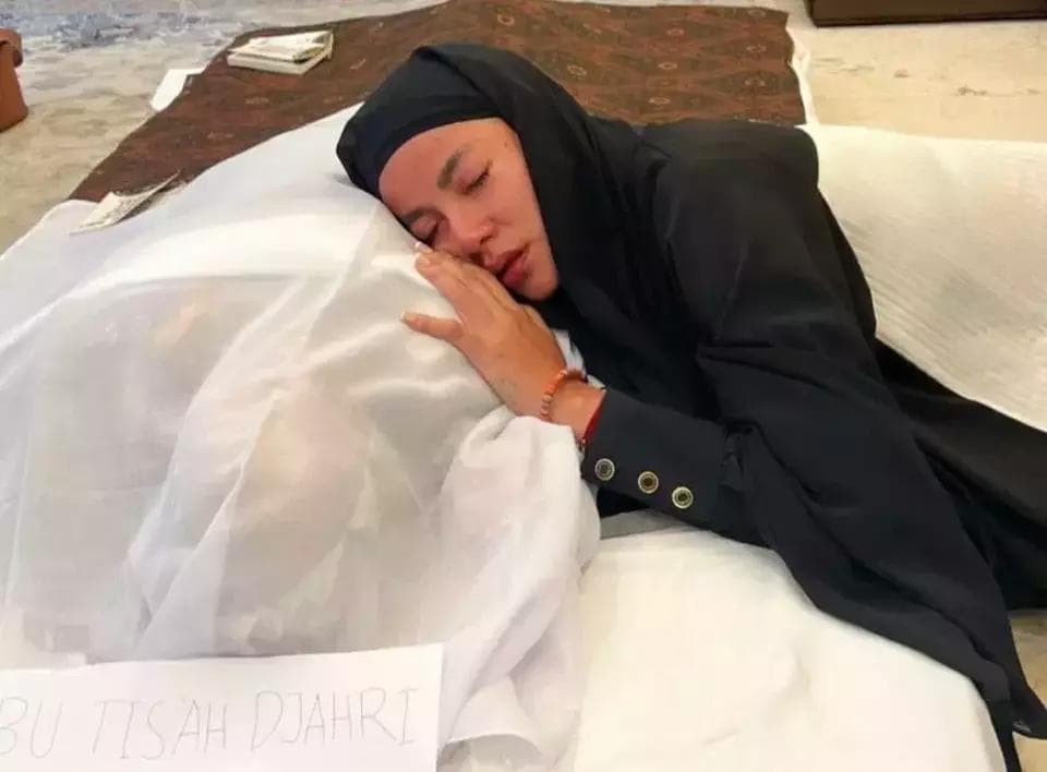 Ilustrasi artikel: Olla Ramlan Berduka: Kepergian Ibunda Bikin Artis dan Sahabat Ramai Melayat