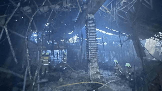 Ilustrasi artikel: Tragedi Kebakaran Glodok Plaza: 3 Fakta Mengejutkan di Ruang Karaoke