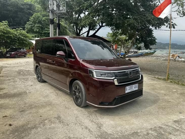 Ilustrasi artikel: Seni Menjinakkan Mobil Hybrid di Libur Natal dan Tahun Baru: Haramnya Gigi Netral hingga Trik Ban He…
