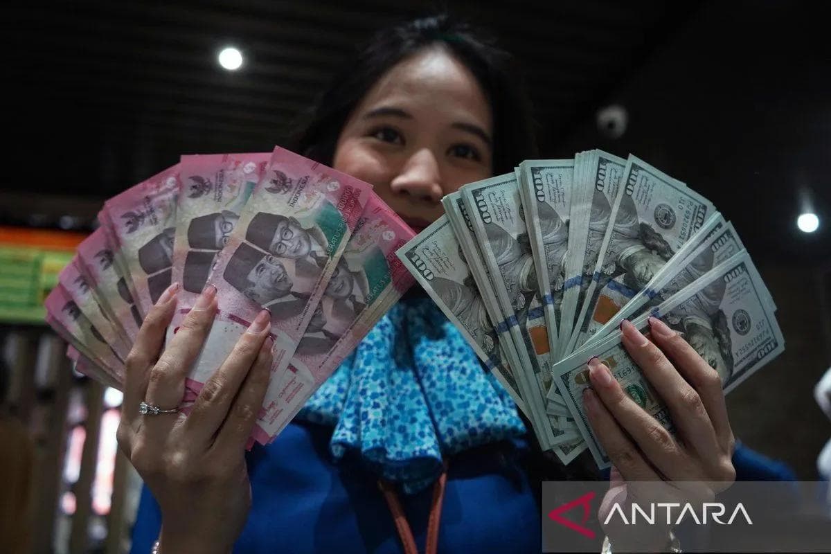 Rupiah Menguat ke Rp17.696 per Dolar AS pada Awal Pekan